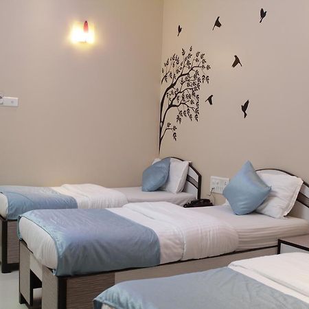 Hotel Broadway Colaba Мумбай Екстериор снимка