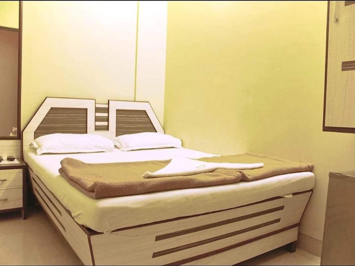 Hotel Broadway Colaba Мумбай Екстериор снимка