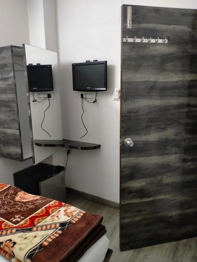 Hotel Broadway Colaba Мумбай Екстериор снимка