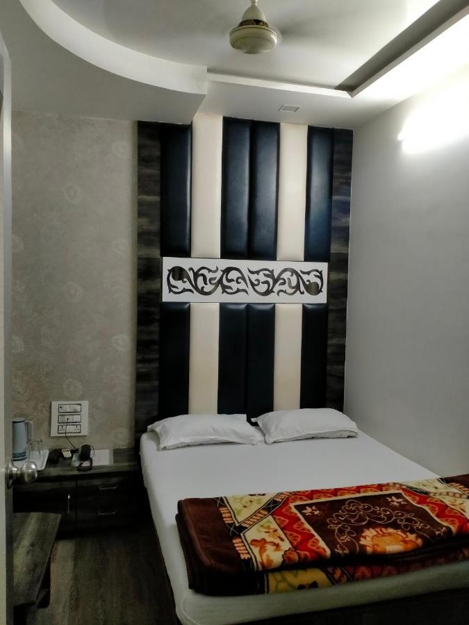 Hotel Broadway Colaba Мумбай Екстериор снимка