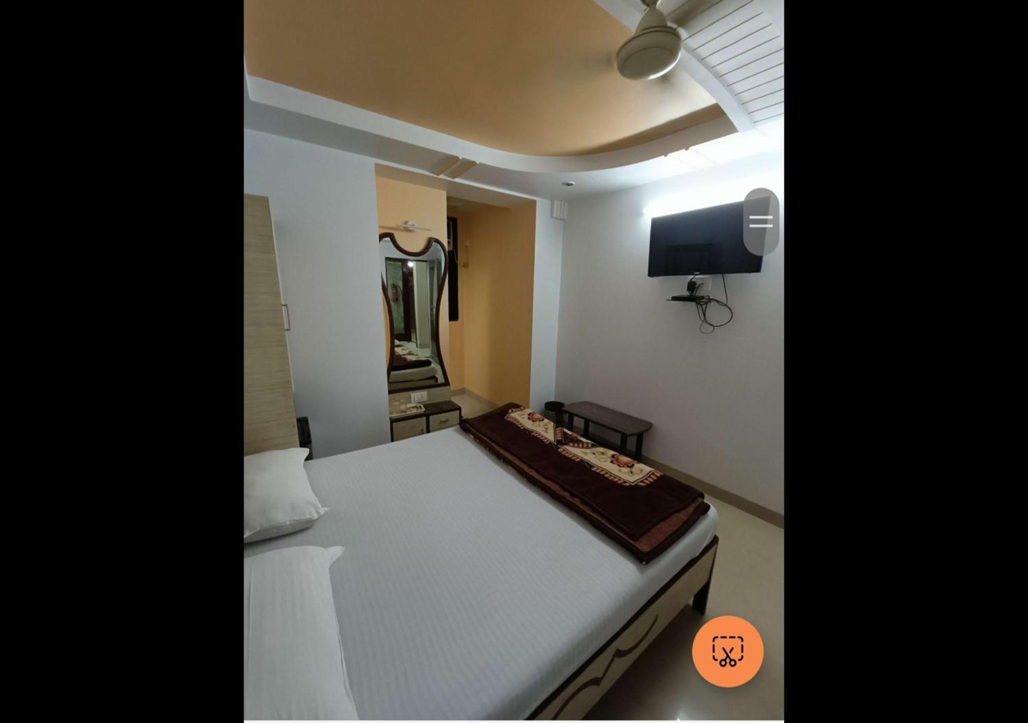 Hotel Broadway Colaba Мумбай Екстериор снимка