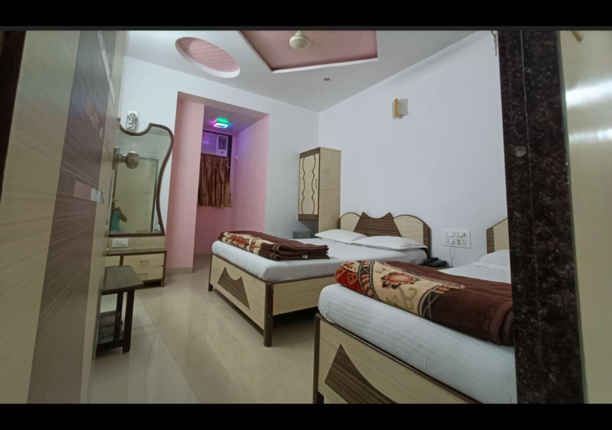 Hotel Broadway Colaba Мумбай Екстериор снимка