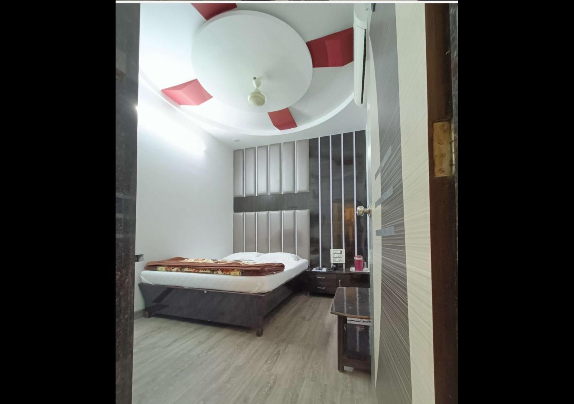 Hotel Broadway Colaba Мумбай Екстериор снимка