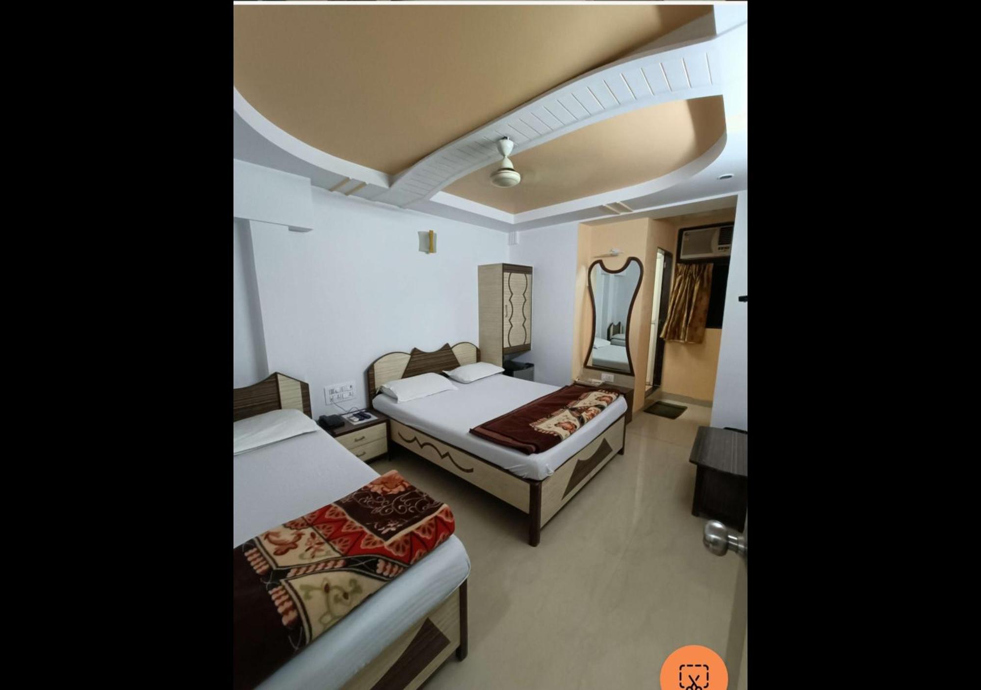 Hotel Broadway Colaba Мумбай Екстериор снимка