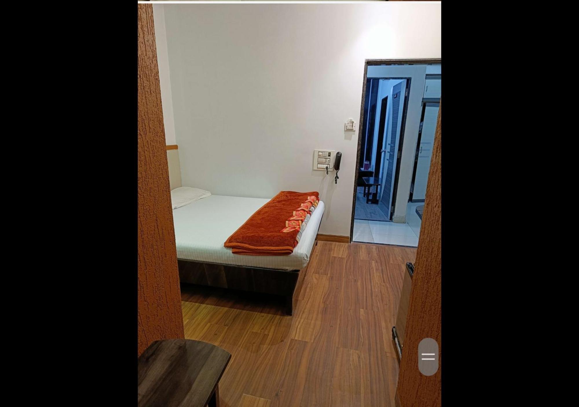Hotel Broadway Colaba Мумбай Екстериор снимка