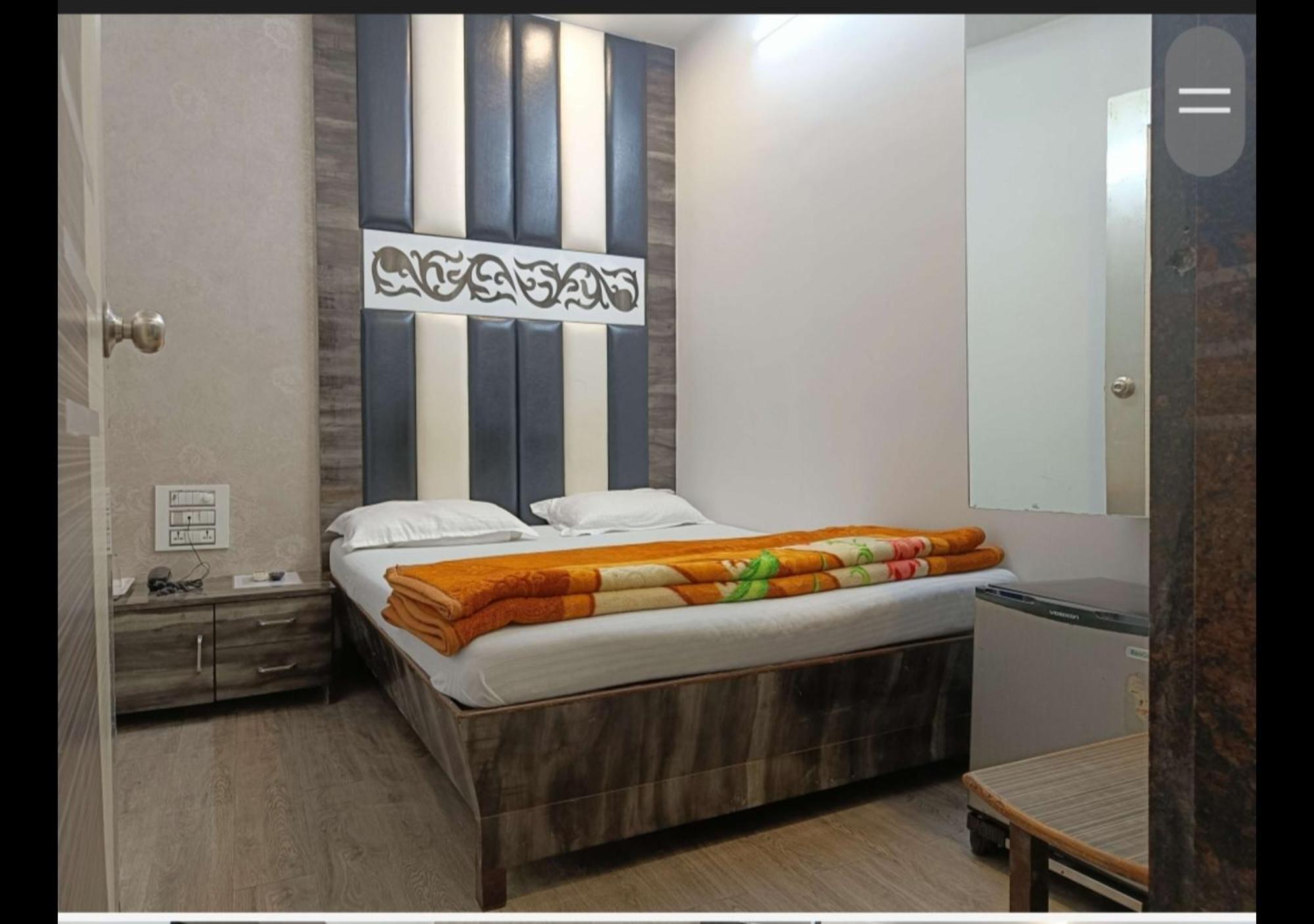 Hotel Broadway Colaba Мумбай Екстериор снимка