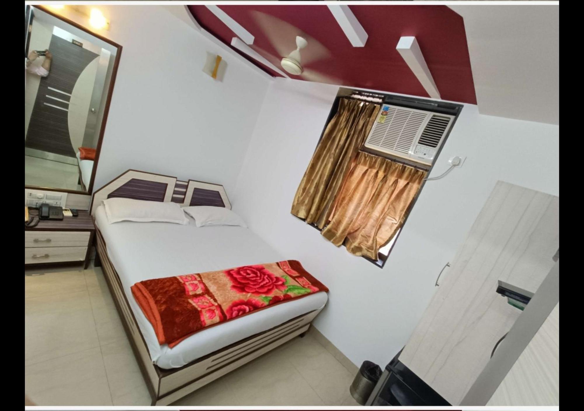 Hotel Broadway Colaba Мумбай Екстериор снимка