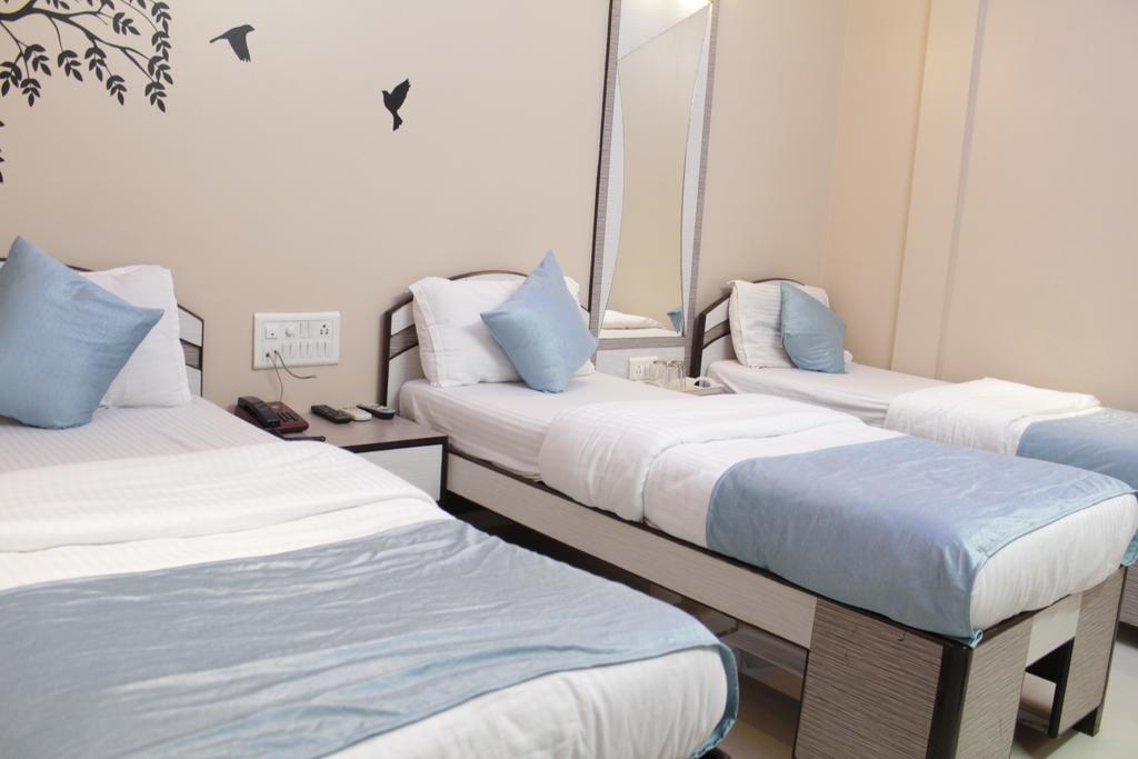 Hotel Broadway Colaba Мумбай Екстериор снимка