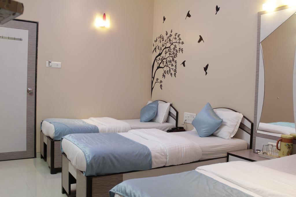 Hotel Broadway Colaba Мумбай Екстериор снимка