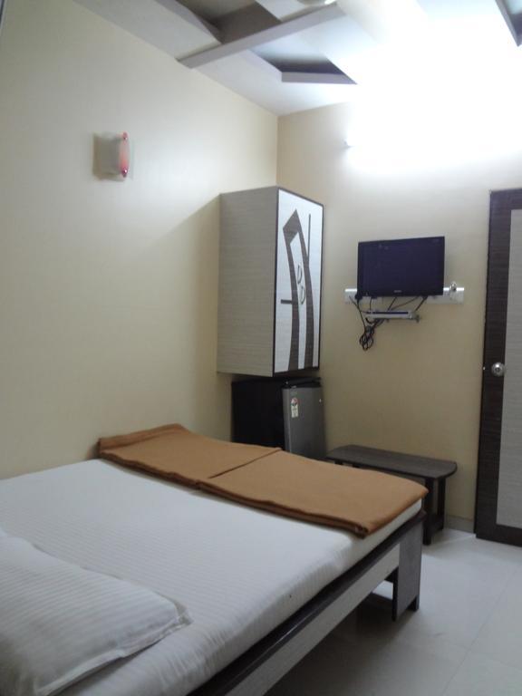 Hotel Broadway Colaba Мумбай Екстериор снимка