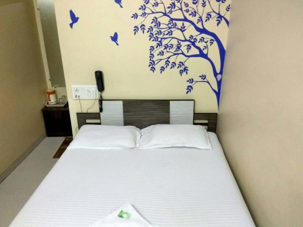 Hotel Broadway Colaba Мумбай Екстериор снимка