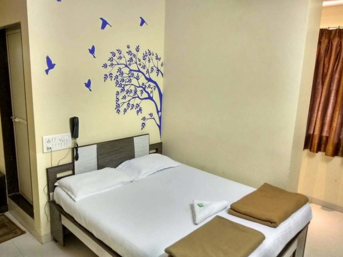 Hotel Broadway Colaba Мумбай Екстериор снимка