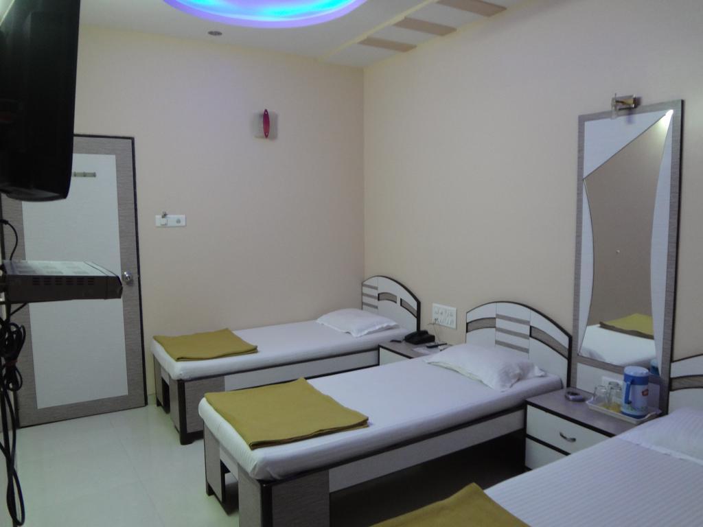 Hotel Broadway Colaba Мумбай Екстериор снимка